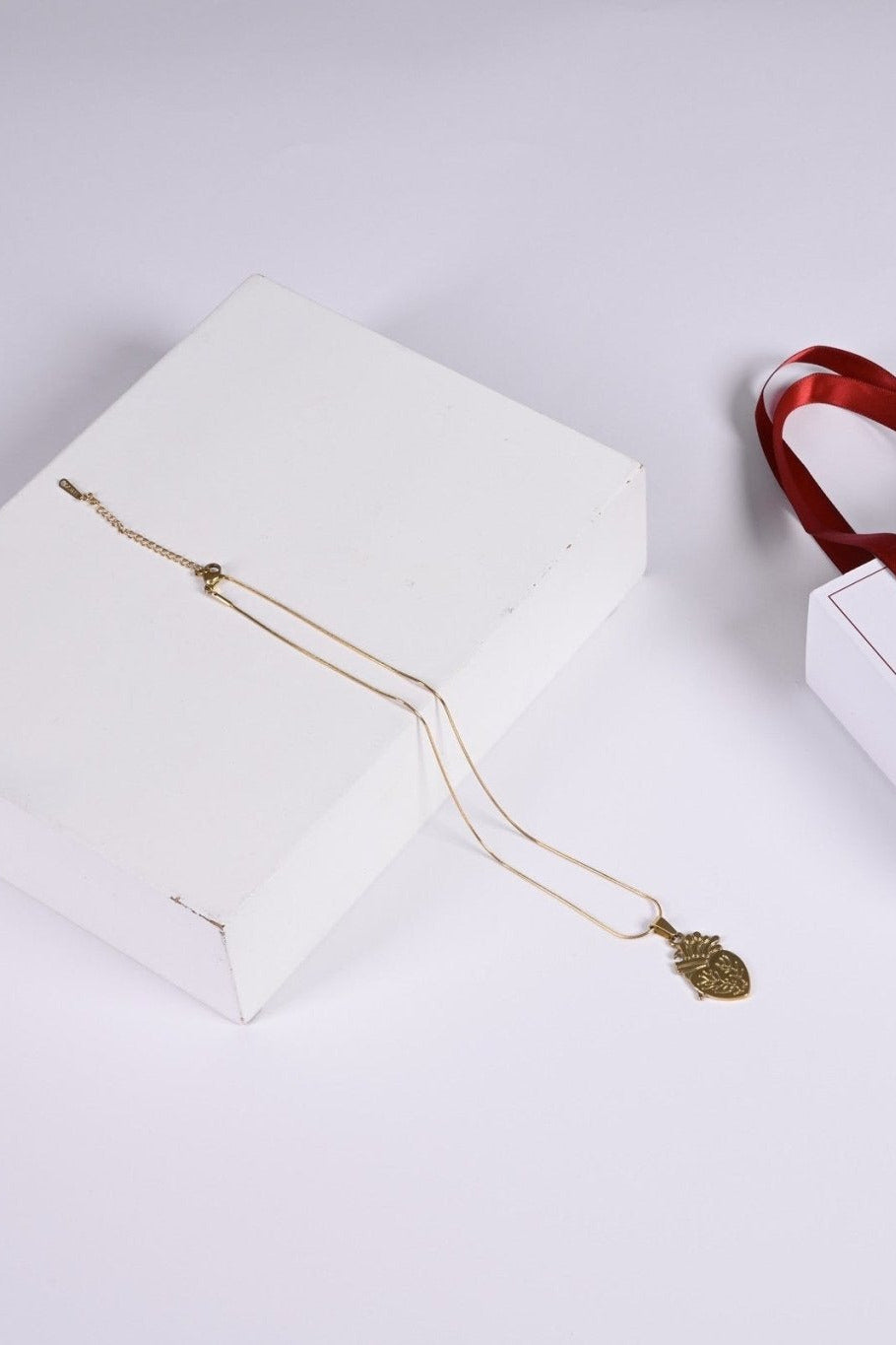 Gold engraved anatomical heart pendant with BALTO box and bag