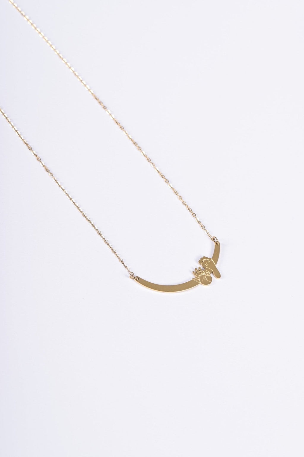 Hand and foot curved bar necklace in gold — BALTO